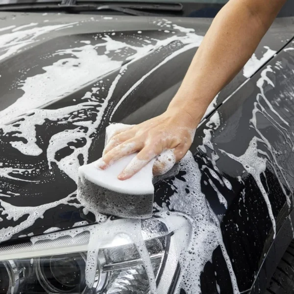 A doua imagine a Sampon auto cu ceara Sonax Wash and Wax 1 L