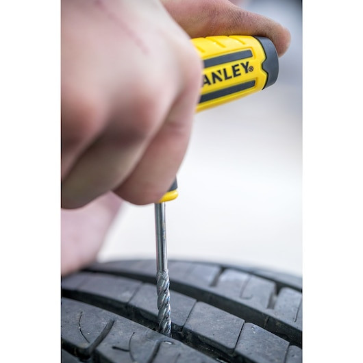 A doua imagine a Trusă de reparare a penei anvelopelor STANLEY®