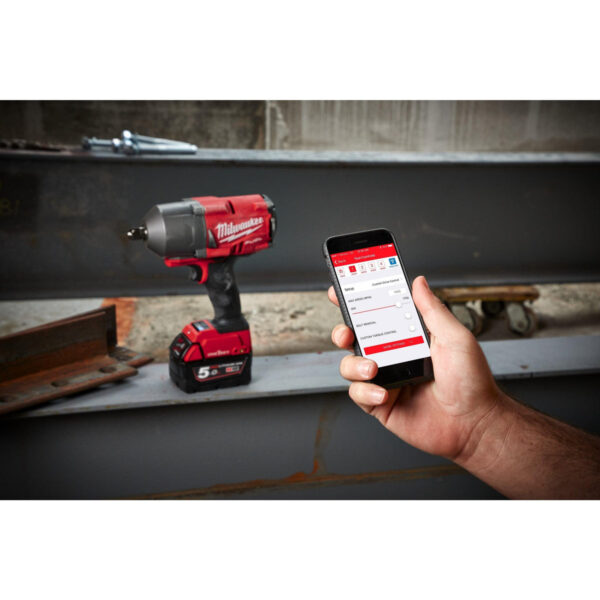 A doua imagine a Cheie de impact Milwaukee 1/2″ 1356Nm 18V M18ONEFHIWF12-502X, ONE-KEY™ M18 FUEL™, cuplu ridicat și inel de fixare, cod 4933459727, 2 x M18 B5 acumulator, M12-18 FC încărcător, cutie HD