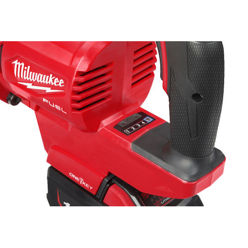 A doua imagine a Cheie de impact 1″ ONE-KEY™ M18 FUEL™ cu mâner-D, cuplu ridicat, inel de fixare și gât lung cu un acumulator Forge M18FB12 de 18V cu 12Ah,incarcator rapid M12-18FC in valiza de transport Kitb