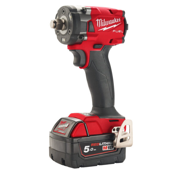 A doua imagine a Cheie de impact Milwaukee 1/2″ 339Nm 18V M18FIW2F12-502X, M18 FUEL™ compactă cu inel de fixare, cod 4933478444, 2 x M18 B5 acumulator, M12-18 FC încărcător, cutie HD