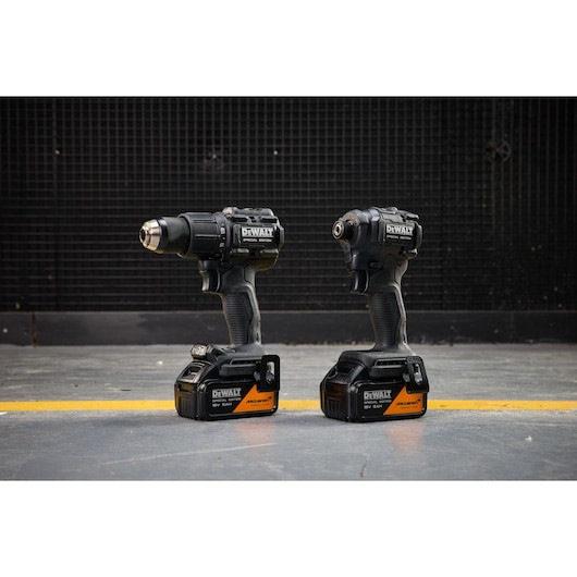 A doua imagine a Set 2 unelte: mașină de înșurubat cu impact și mașină de găurit cu percuție, cu motor fără perii, DEWALT® x McLaren F1 Team 18V XR® Ediție Specială - 2 x 5Ah