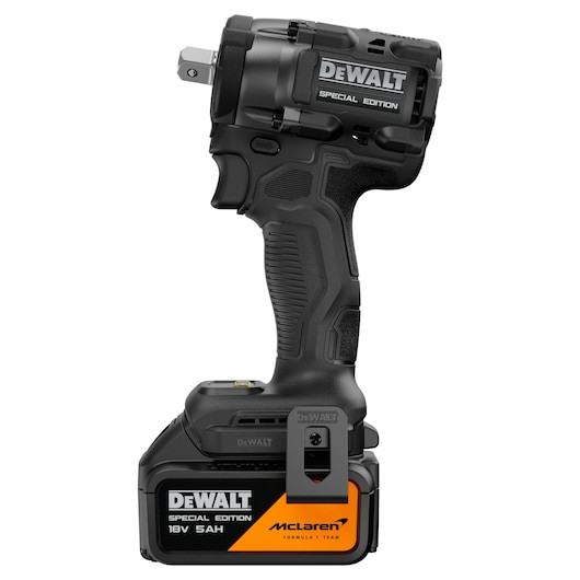 A doua imagine a Cheie de impact compactă, cu motor fără perii, 1/2" cu pin de blocare, DEWALT® x McLaren F1 Team 18V XR® Ediție Specială – 2 x 5,0Ah